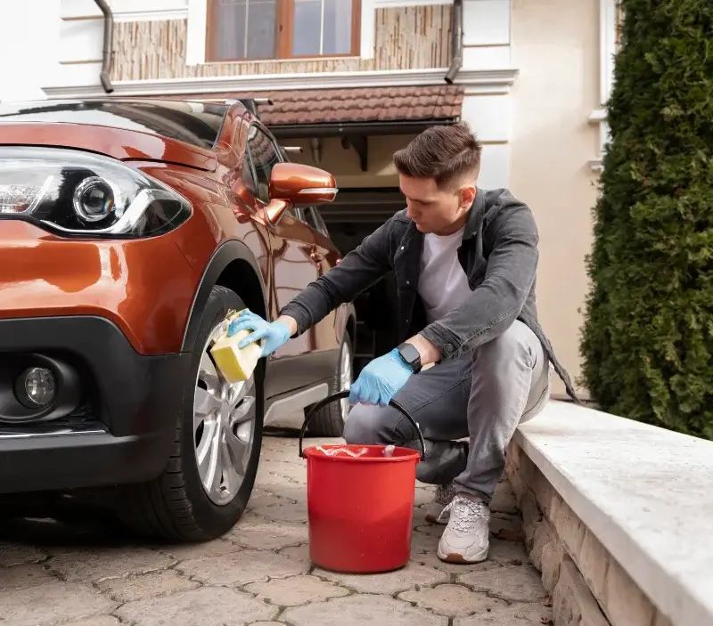 Lavage auto à domicile Boisse-Penchot : professionnel intervenant sur un véhicule